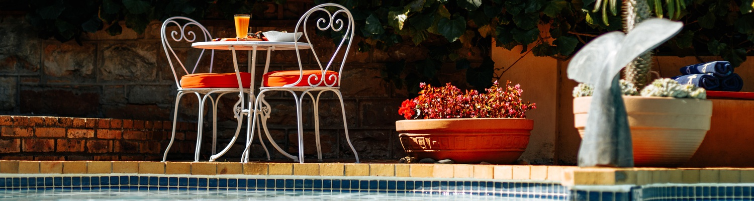 Enjoy a drink by the pool. Sparkling all year round.